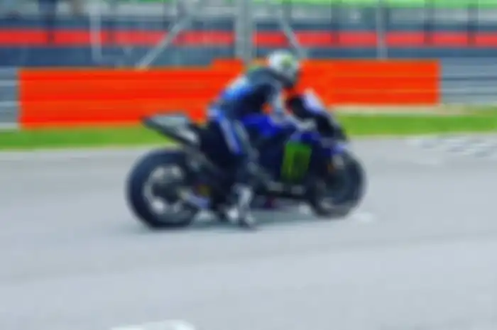 Selain Valentino Rossi, Maverick Vinales juga mencoba Holeshot Device Yamaha, terlihat bagian belakang M1 miliknya menjadi rendah saat latihan start.