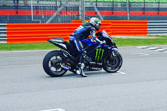 Selain Valentino Rossi, Maverick Vinales juga mencoba Holeshot Device Yamaha, terlihat bagian belakang M1 miliknya menjadi rendah saat latihan start.