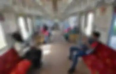 KRL Lepas Stiker Silang di Kursi Penumpang, yang Berdiri Tetap Jaga Jarak