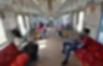 KRL Lepas Stiker Silang di Kursi Penumpang, yang Berdiri Tetap Jaga Jarak