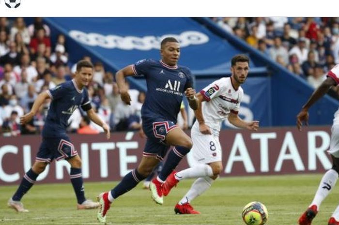 Striker Paris Saint-Germain, Kylian Mbappe, menggiring bola dalam laga Liga Prancis kontra Clermont di Stadion Parc des Princes, Sabtu (11/9/2021).