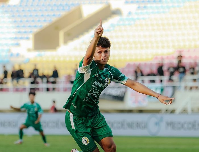 Hokky Caraka melakukan selebrasi golnya ke gawang Arema di Stadion Manahan, Solo, Jumat (20/9/2024).