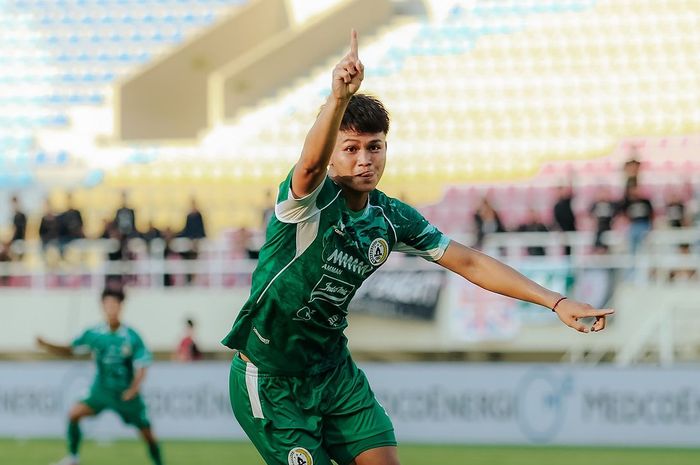 Hokky Caraka melakukan selebrasi golnya ke gawang Arema di Stadion Manahan, Solo, Jumat (20/9/2024).