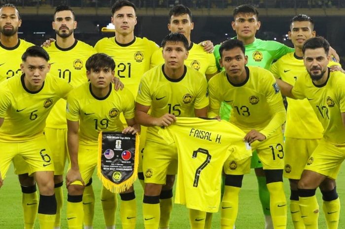 Para pemain Timnas Malaysia berfoto sebelum meladeni Taiwan dalam laga terakhir grup putaran kedua Kualifikasi Piala Dunia 2026 zona Asia. Federasinya kini mencari lawan-lawan tangguh untuk Turnamen Merdeka 2024.