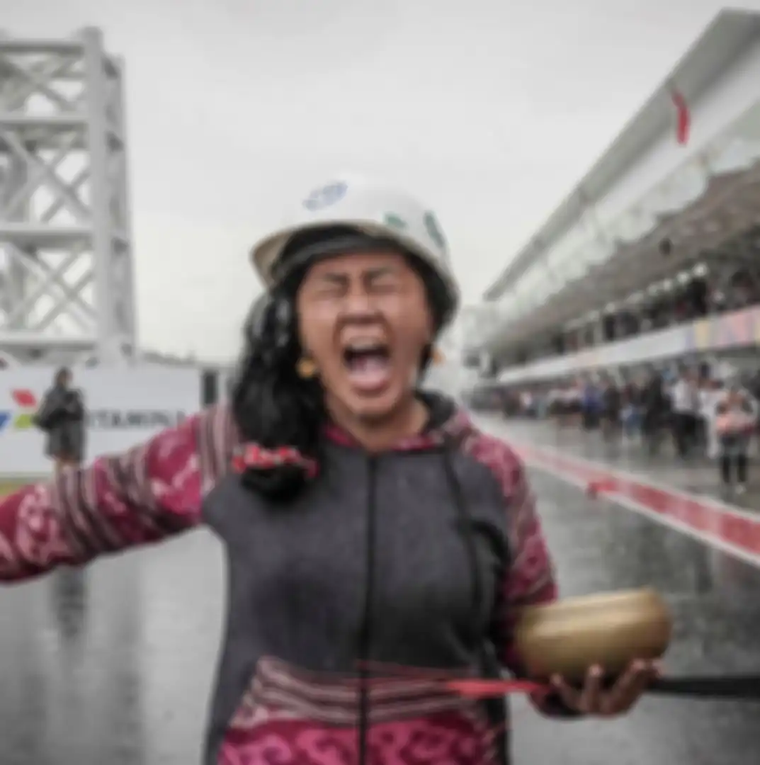 Rara Istiati Wulandari pawang hujan MotoGP Mandalika 2022 menjadi sorotan media asing. Dia pernah meramal nasib Amel Nike Ardilla. 