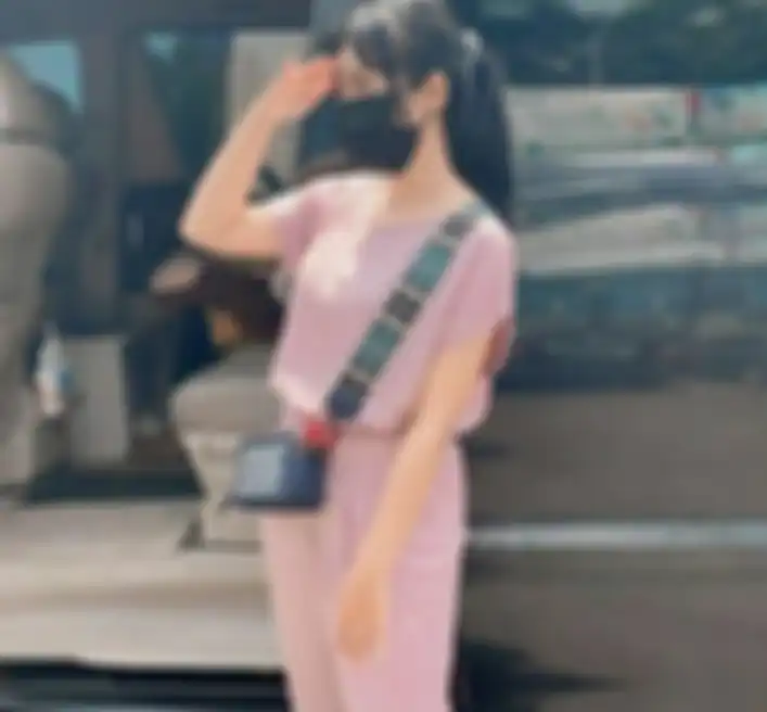 Foto Amelia Mustika Ratu, korban pembunuhan di Subang, Jawa Barat bergaya di mobil tempat menyimpan jasadnya.