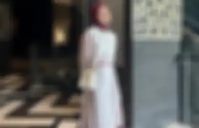 5 Outfit Hijab Warna Putih Menawan Cocok Buat Kondangan Siang Hari
