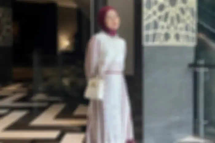 Outfit hijab warna putih buat kondangan siang hari