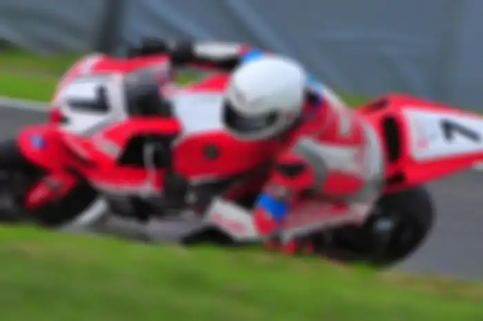 Pembalap Astra Honda Racing Team (AHRT) sempat menguntit tim lawan, sayang mengalami crash