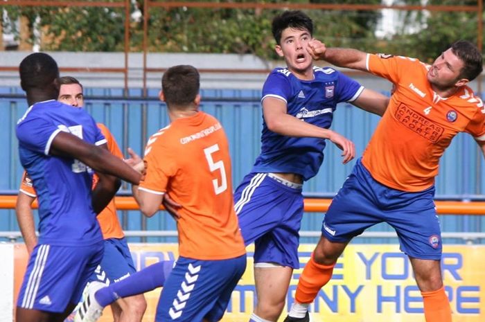 Elkan Baggott menjadi salah satu pemain yang tampil dalam laga ujicoba antara Braintree Town Vs Ipswich Town U-23 di Cressing Road, pada Sabtu (5/9/2020).