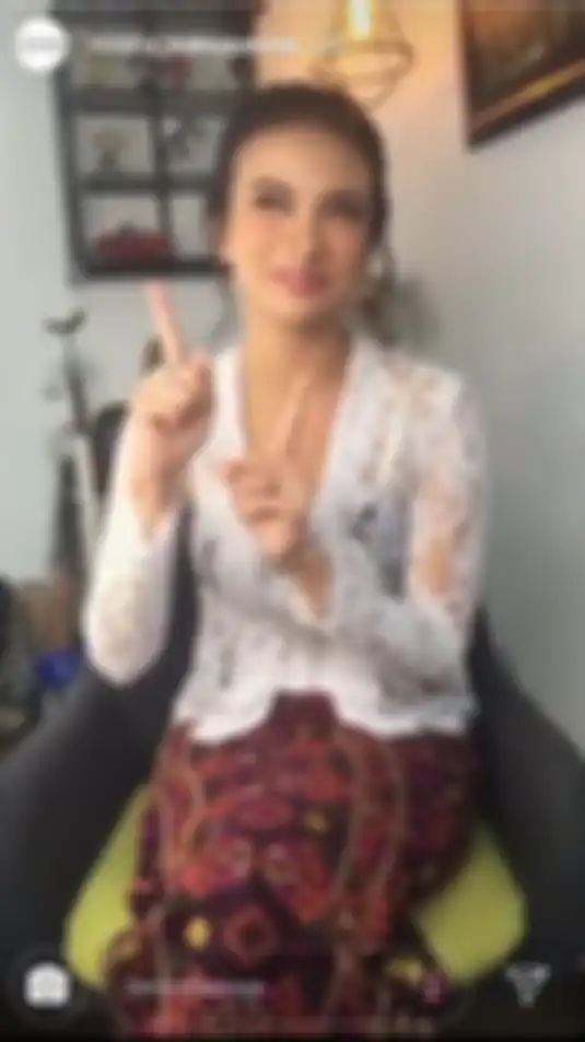 Kebaya Vanessa Angel