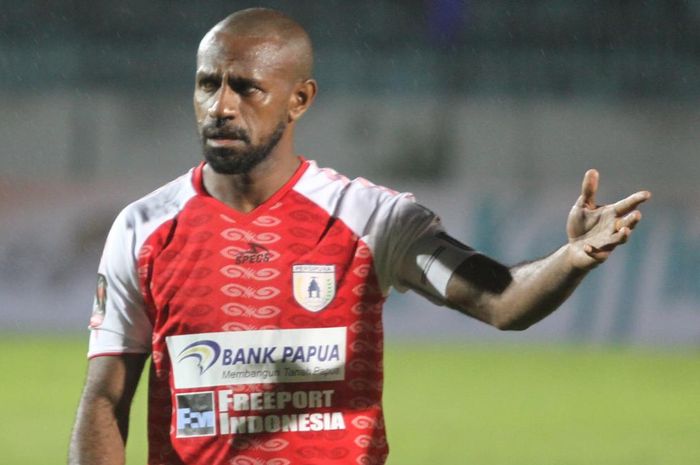 Ekspresi striker Persipura Jayapura, Boaz Solossa,  saat pertandingan melawan PSIS Semarang di Grup C Piala Presiden 2019.