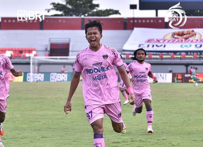 Bek Persita Tangerang, Edo Febriansyah, mencetak gol ke gawang Bhayangkara FC, Selasa (1/3/2022)