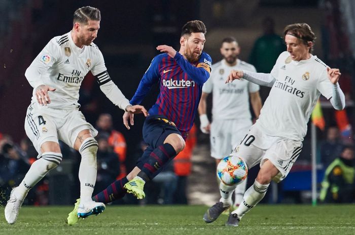 Lionel Messi, Sergio Ramos, dan Luka Modric beraksi pada laga Barcelona versus Real Madrid.   