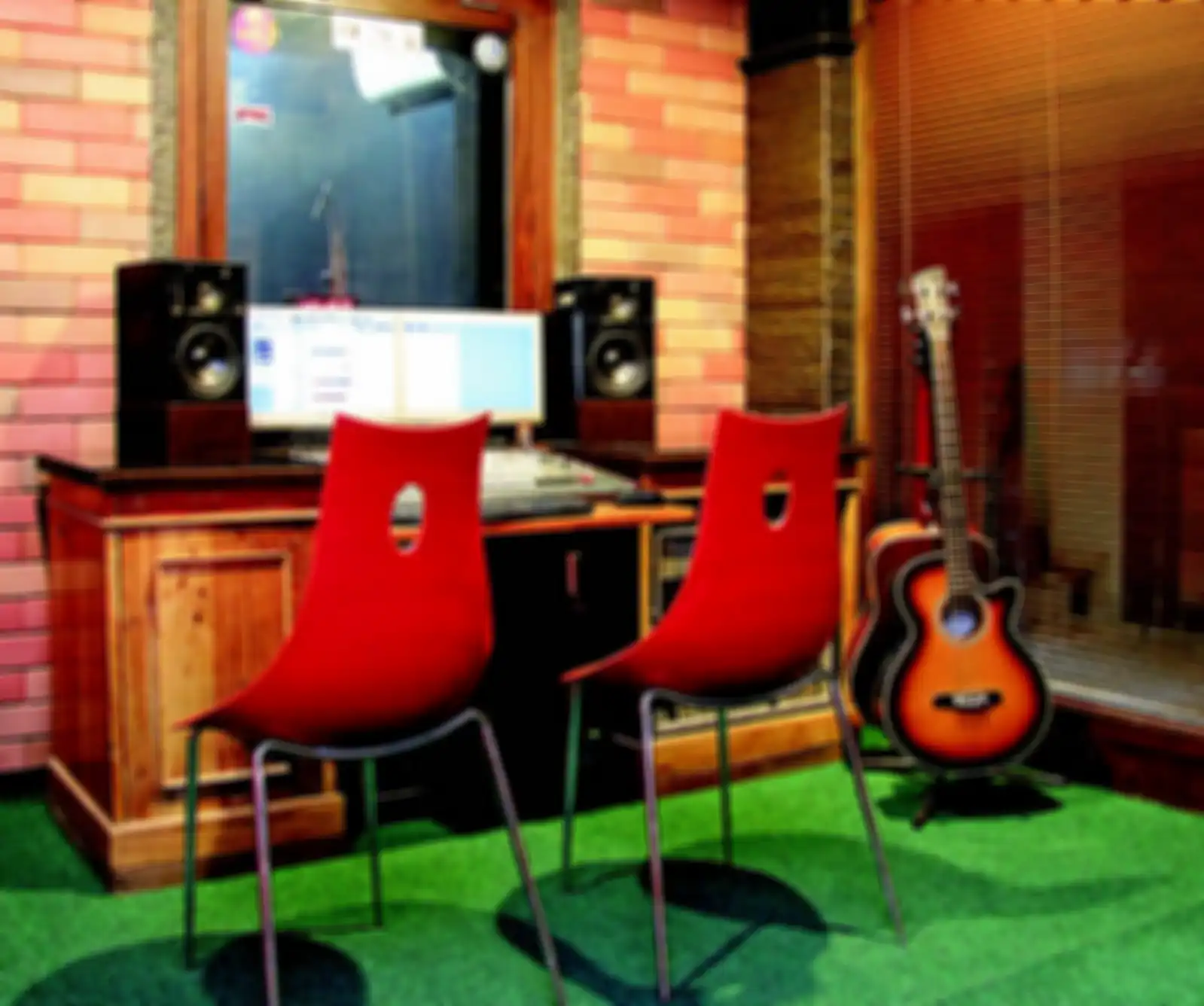 Gitar akustik, mixer, spiker, dan monitor menjadi alat wajib di dalam ruang operator.