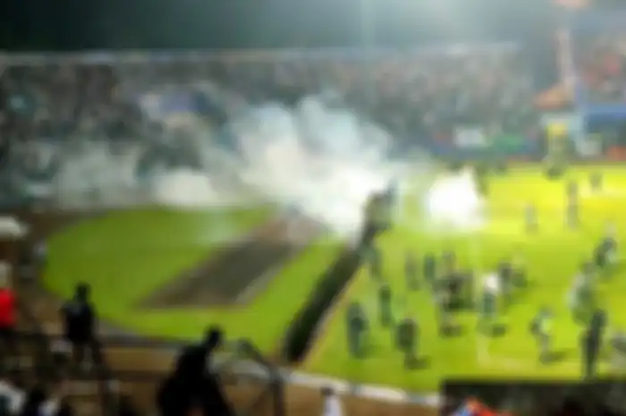 Polisi menembakkan gas air mata ke arah suporter seusai laga Liga 1 antara Arema FC dan Persebaya Surabaya di Stadion Kanjuruhan, Malang,  Sabtu (1/10/2022) malam.