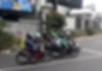 Street Manners: Pemotor Harus Biasakan Menurunkan Kaki Kiri Saat Berhenti, Ini Alasannya