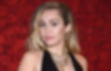 Pesawat Miley Cyrus Tersambar Petir, Harus Pendaratan Mendadak!