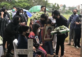 Hujan dan Isak Tangis Iringi Pemakaman Ayah Marsha Aruan di TPU Tanah Kusir