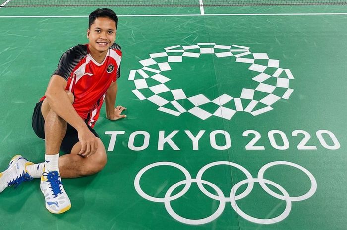 Pebulu tangkis tunggal putra Indonesia, Anthony Sinisuka Ginting, berfoto bersama logo Olimpiade Tokyo 2020 yang ada di lapangan pertandingan Musashino Forest Sports Plaza, Tokyo, Jepang.