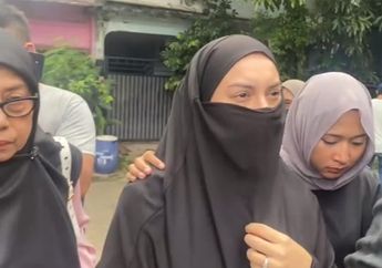 Irish Bella Ikut Salatkan Jenazah Ayah Ammar Zoni