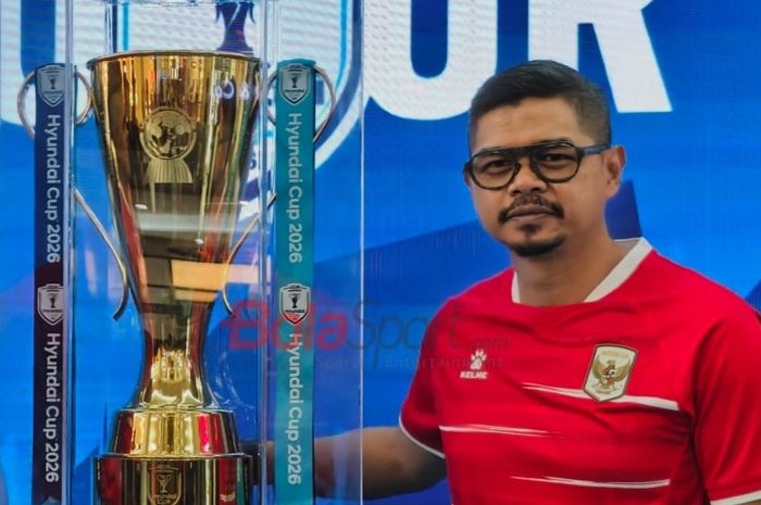 Legenda hidup Timnas Indonesia, Bambang Pamungkas, saat berfoto bersama trofi ASEAN Championship 2026, di Kota Kasablanka, Jakarta, Sabtu (25/7/2026).