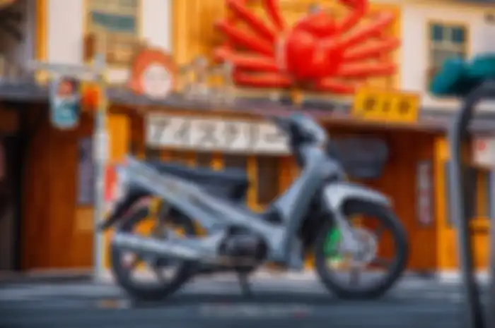 Modifikasi motor Honda Supra X 125, tampil pede berkat pelek karbon dan aksesoris hedon.