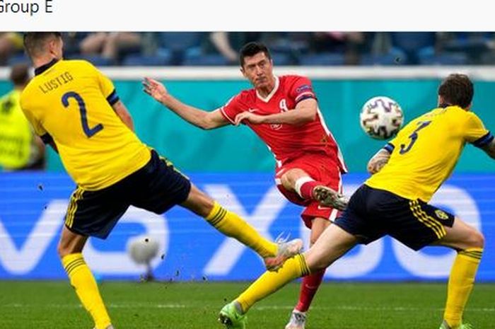 Striker timnas Polandia, Robert Lewandowski, mencetak gol ke gawang timnas Swedia dalam laga Grup E EURO 2020 di Stadion Saint Petersburg, Rabu (23/6/2021).