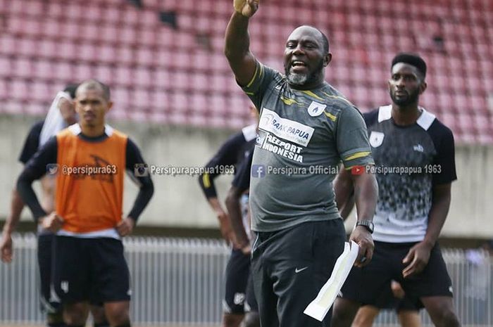 Pelatih Persipura Jayapura, Jacksen F Tiago, saat memimpin latihan tim di Stadion Mandala, Jayapura.