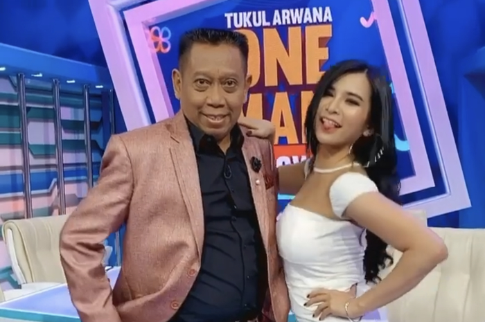 Foto Tukul Arwana selalu lekat di hati Maria Vania. Hal ini dibuktikannya dengan selalu memajang foto ayah Ega Prayudi di akun Instagram. 