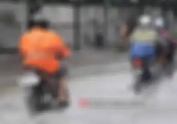 Ternyata 'Haram' Naik Motor Pakai Sandal Saat Hujan, Ini Kata Ahlinya   