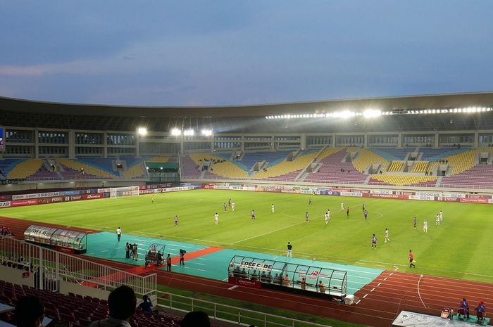 Suasana pertandingan Persita Tangerang melawan Dewa United di Stadion Manahan Solo, Senin (20/6/2022).