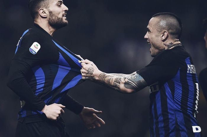 Gelandang Inter Milan, Radja Nainggolan (kanan), merayakan gol yang dicetak ke gawang Sampdoria dalam laga Liga Italia di Stadion Giuseppe Meazza, Minggu (17/2/2019).