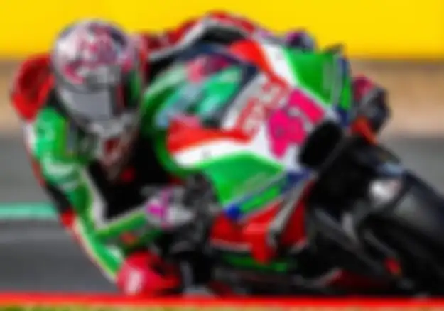 Aleix Espargaro gunakan helm KYT
