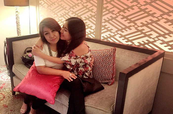 Ayu Thalia memamerkan foto bersama sang ibunda saat menikmati liburan. Ayu Thalia juga memajang foto merayakan hari besar agamanya.