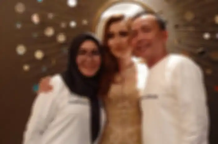 Ayu Ting Ting bersama kedua orang tuanya