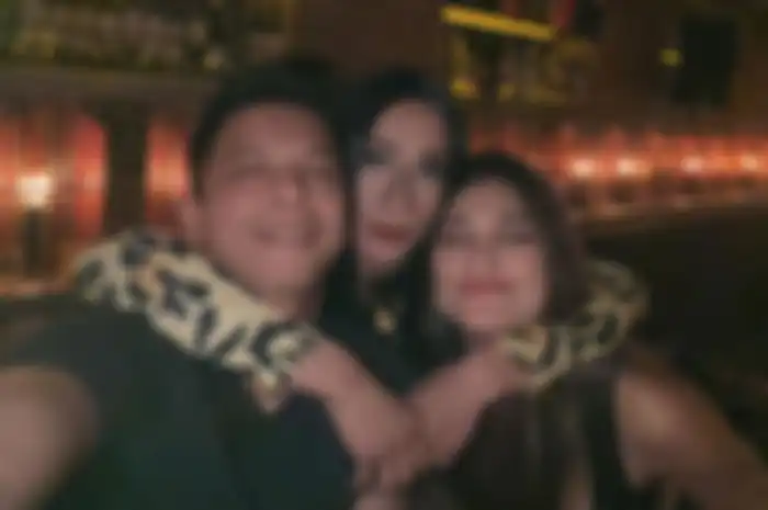 Potret Aming bersama Luna Maya dan Ariel NOAH.
