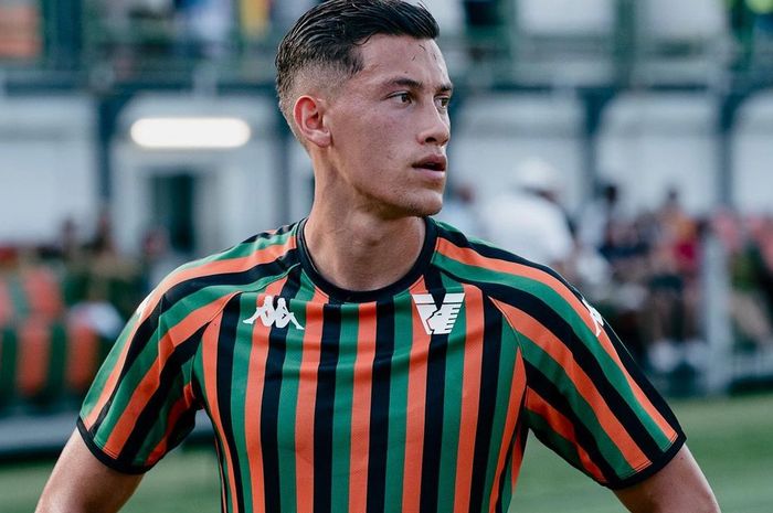 Bek Venezia FC, Jay Idzes yang jadi calon pemain naturalisasi teranyar timnas Indonesia.