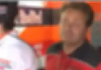 Tampang Kocak Emilio Alzamora Saat Melihat Video Marc Marquez Bertarung di MotoGP Aragon