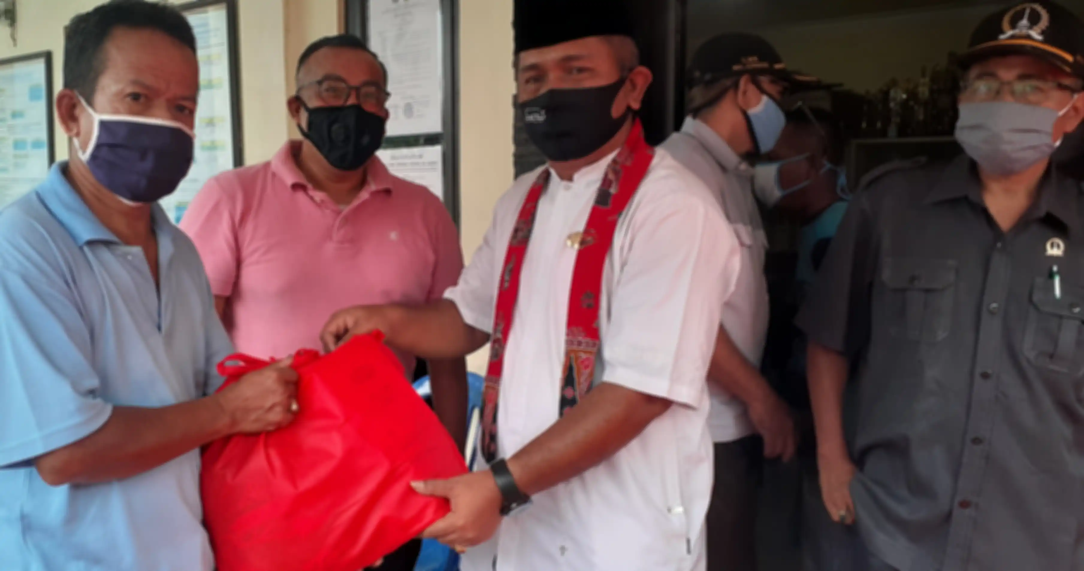 Lurah Cibubur bersama Bapak Boby, dan LMK Cibubur ikut langsung dalam pengdistribusian bantuan