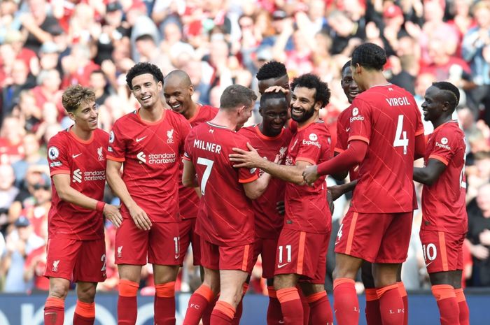 Para pemain Liverpool menyambut Naby Keita usai mencetak gol dalam kemenangan 3-0 Liverpool atas Crystal Palace di Liga Inggris 2021-2022.