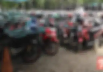 Jangan Sembarangan! Parkir Motor yang Aman Pakai Standar Tengah atau Samping? Ini Faktanya
