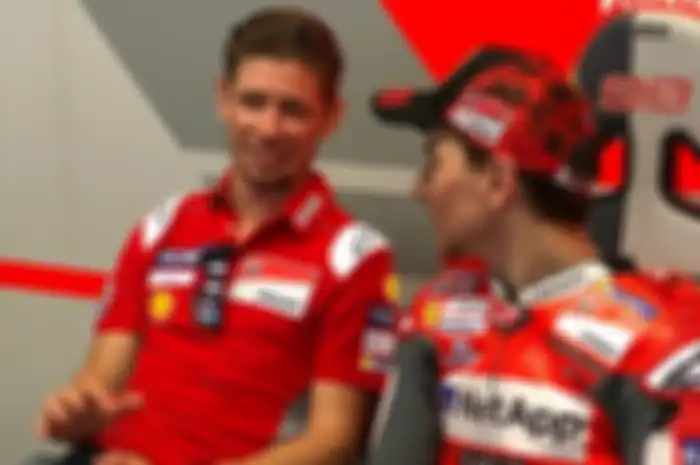 Casey Stoner berdiskusi dengan Jorge Lorenzo