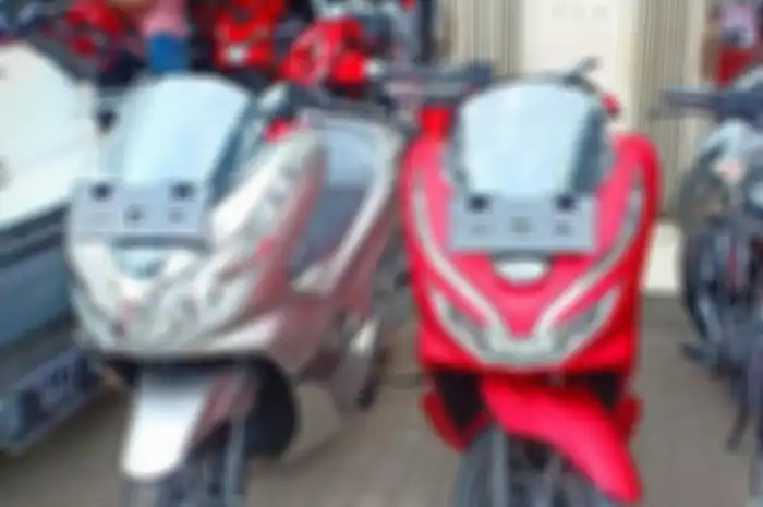 Dua warna favorit Honda PCX yaitu merah dan silver.