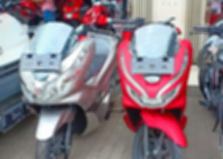 Dua warna favorit Honda PCX yaitu merah dan silver.