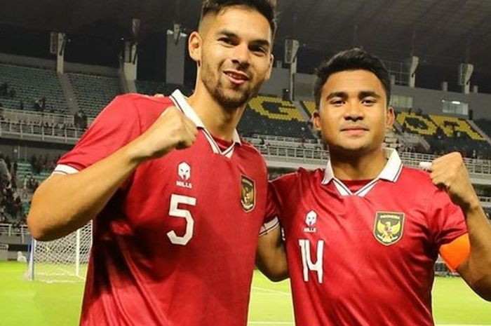 Bek timnas Indonesia, Sandy Walsh, saat berfoto dengan Asnawi Mangkualam setelah laga FIFA Matchday melawan Turkmenistan, Jumat (8/9/2023).