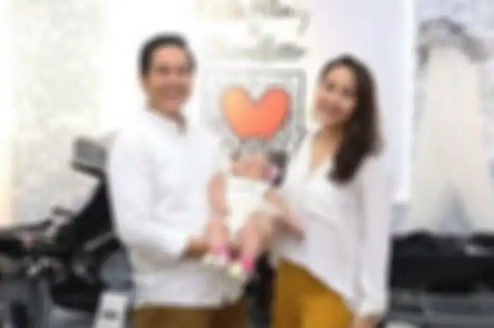 Inne Azri dan Malvino Fajaro bersama buah hatinya