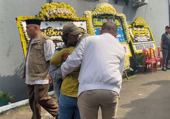 Jenazah Gustiwiw Tiba di Rumah Duka, Sang Bunda Histeris hingga Nyaris Jatuh Pingsan