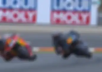 Video Duel Sengit Adik Rossi dan Oliveira di Moto2 Ceko, Tipis Sampai Tikungan Terakhir