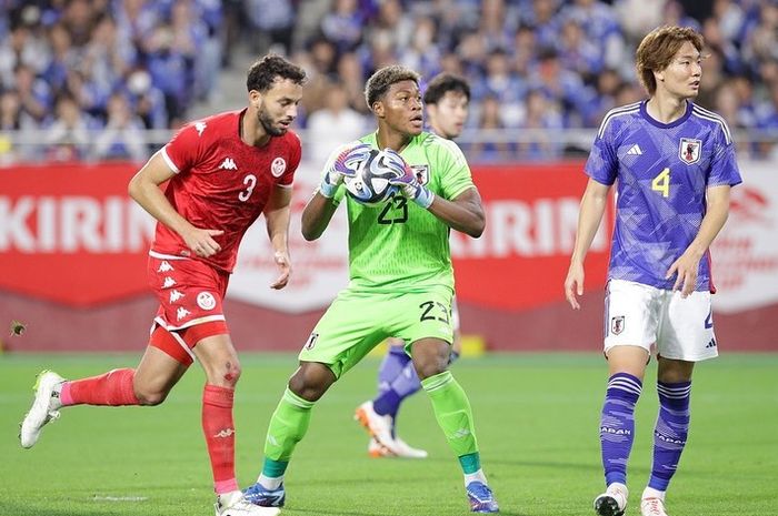 Kiper Jepang, Zion Suzuki (tengah), akan berhadapan dengan bek Timnas Indonesia, yakni Sandy Walsh, Liga Belgia.